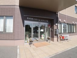 明るいエントランスの外観