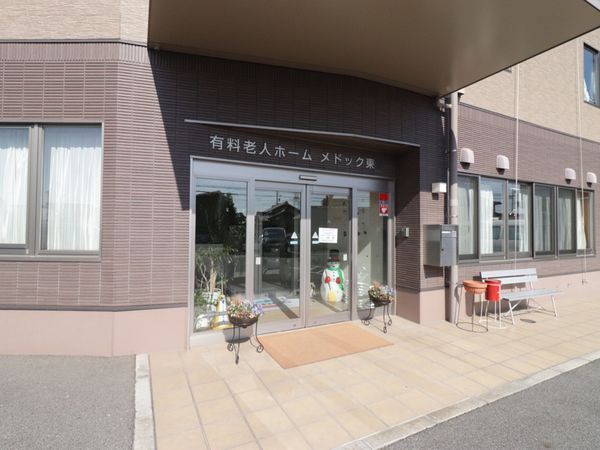明るいエントランスの外観