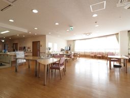 明るい共有ダイニングスペース