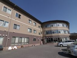 明るい施設の外観