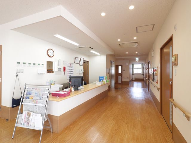 明るく広いフロント廊下