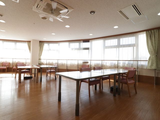 日差し入る快適な食堂