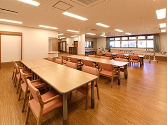 広い食堂の室内  
