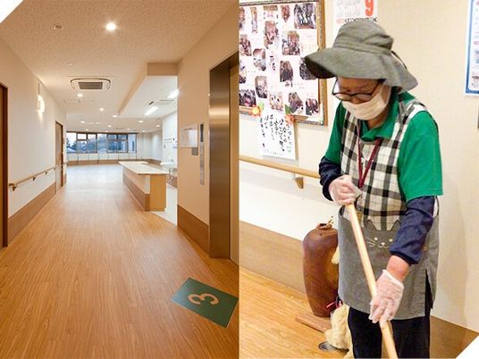 廊下を清掃する職員の様子  
