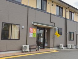 施設のエントランス外観