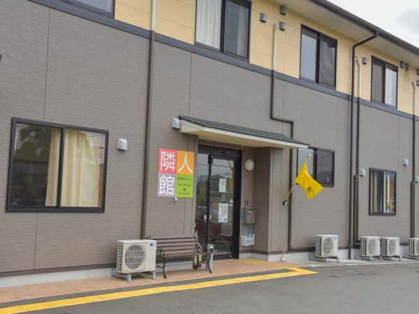 施設のエントランス外観