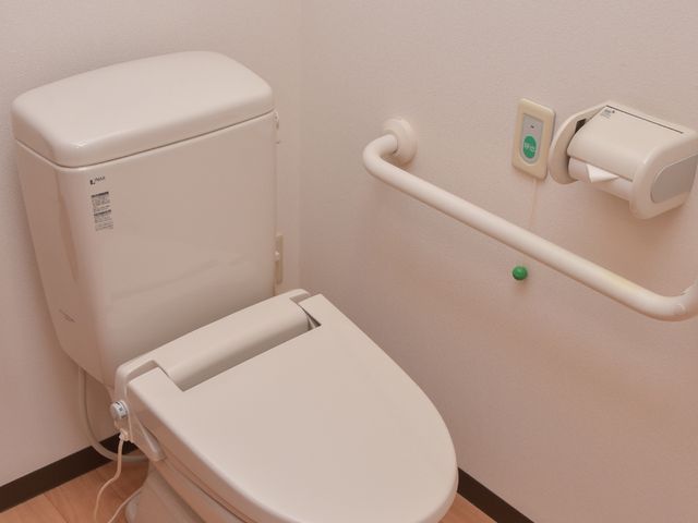 バリアフリートイレ トイレ サポートバー付きのトイレは、安全な利用を考慮した設計です。使いやすさを重視し、安心して過ごせる環境が整っています。