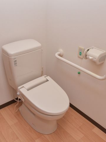 バリアフリートイレ トイレ サポートバー付きのトイレは、安全な利用を考慮した設計です。使いやすさを重視し、安心して過ごせる環境が整っています。