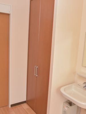洗面台とクローゼットの居室