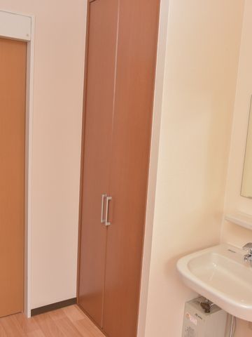 洗面台とクローゼットの居室 クローゼット ゆとりのある洗面台と収納に便利なクローゼットを備えた居室です。日々の生活が快適に過ごせる設計になっています。