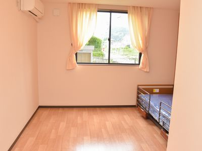 明るい居室の一角