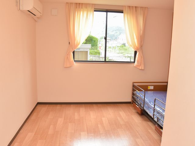 明るい居室の一角 居室 ゆったりとした居室には、窓から自然光が差し込み、家具が配置された快適な空間が広がっています。個人のスペースを大切にしながら、仕事のイメージを膨らませましょう。