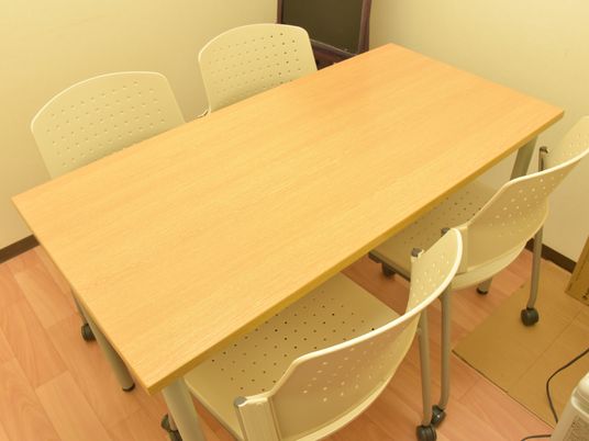 明るい居室のテーブルと椅子