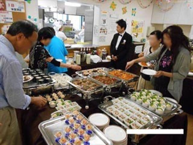 食事時の明るい食堂 イベント スタッフが丁寧にサポートする食堂で、皆さん和やかに食事を楽しんでいます。栄養バランスを考えた多様なメニューが魅力です。