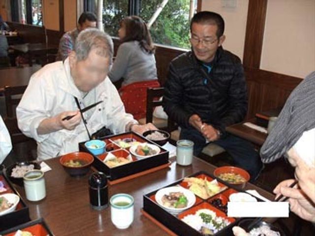 食事を楽しむ人々 イベント ゆったりとした時間が流れる食堂で、利用者の皆さんが美味しい食事を一緒に楽しんでいます。