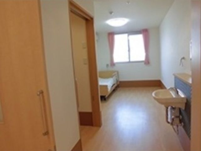 清潔感のある居室 居室 シンプルで清潔な空間の居室です。十分な動きやすさを確保し、快適な生活のサポートを行います。