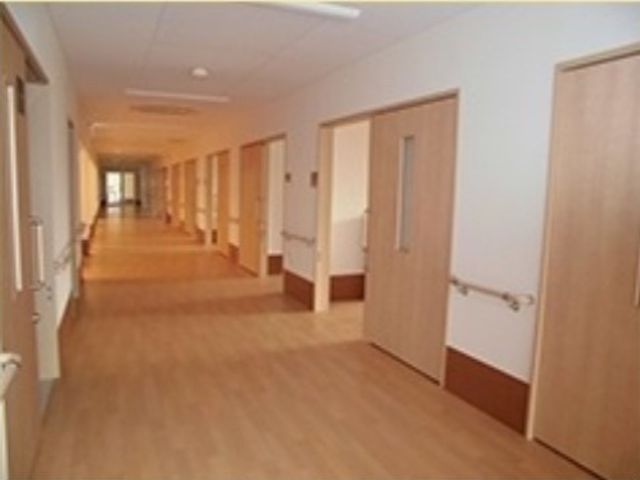 明るく広々とした廊下 廊下 開放感のあふれる廊下が広がり、訪れる方々の安心と快適な移動をサポートします。