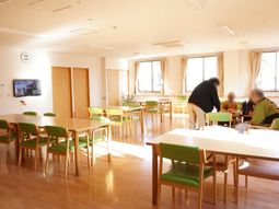 明るい食堂と利用者