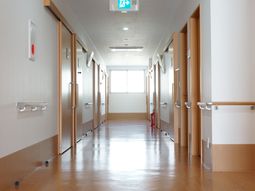 明るい廊下の風景