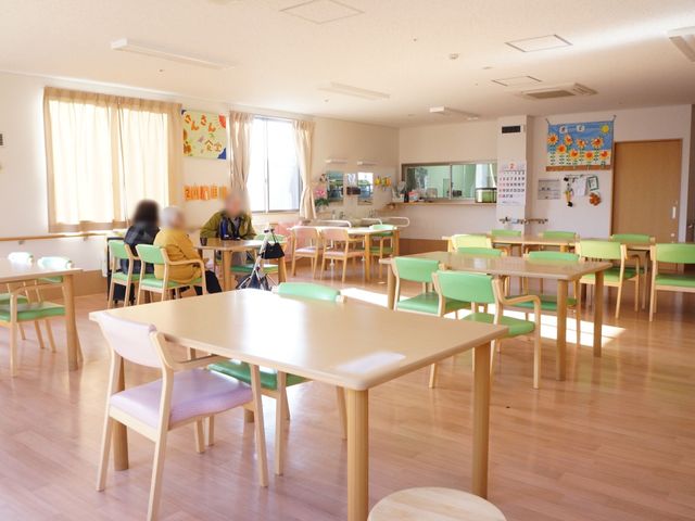 明るい食堂の内観 食堂 採光豊かな食堂で、利用者の方々が穏やかなひと時を過ごされています。リハビリの後の交流の場としても、心地よい空間が提供されております。