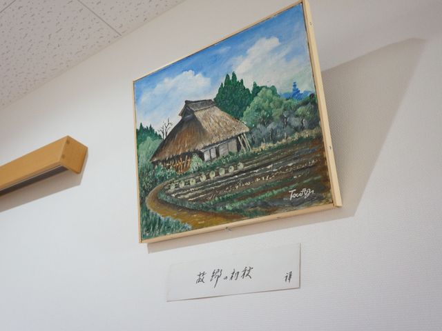 壁に掛けられた絵画 装飾 落ち着いた雰囲気の空間を演出する絵画が飾られています。訪れる方々に穏やかな時間を提供しています。
