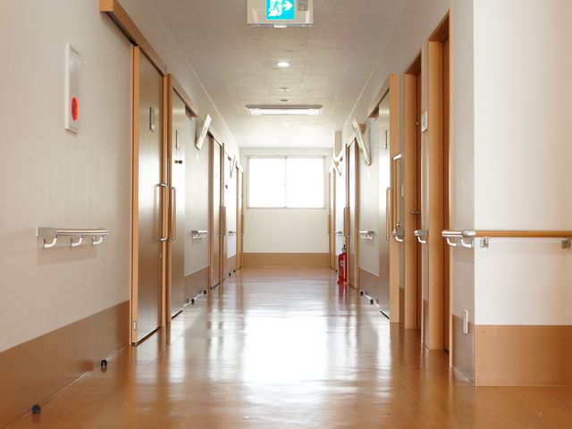 明るく清潔な廊下 廊下 ゆったりとした廊下が続く施設で、働くことで多くの方との出会いがあります。手すりも備えており安全に配慮されています。