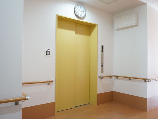 黄色い扉のエレベーターホール