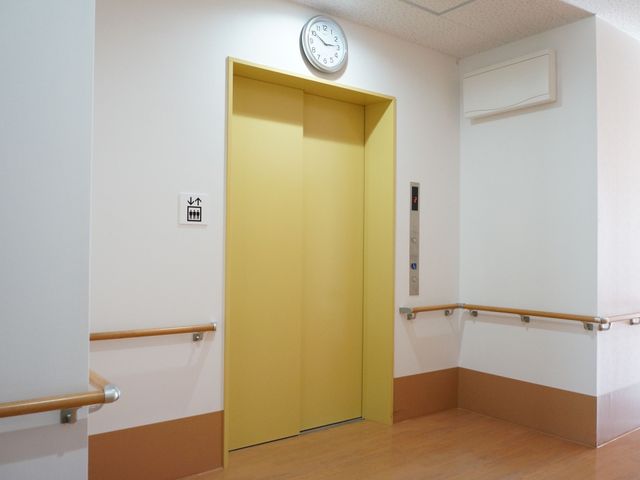 黄色い扉のエレベーターホール
