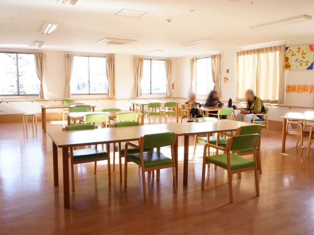 明るい居室の様子 食堂 日差しが差し込む広々としたダイニングルームです。静かな環境で利用者がくつろぎながら食事や対話を楽しんでいます。