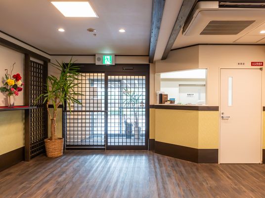 笑顔交わすスタッフと利用者