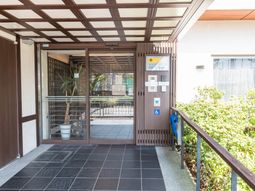 暖かみのあるエントランス