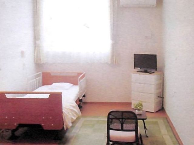 居室の明るい一角 居室 余裕のあるスペースと、窓から差し込む自然光が印象的な個室です。日々のくつろぎの時間をサポートする設備が整えられています。