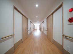 明るく清潔な廊下