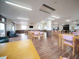 広々した明るい食堂