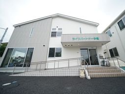 清潔感のある建物正面