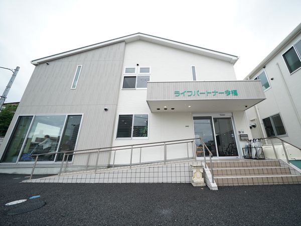 清潔感のある建物正面