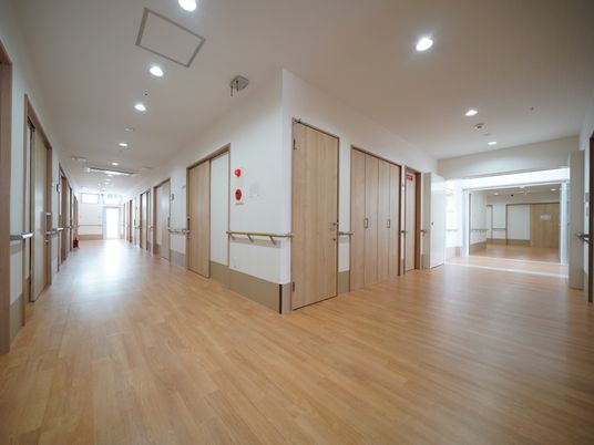 広々とした明るい廊下