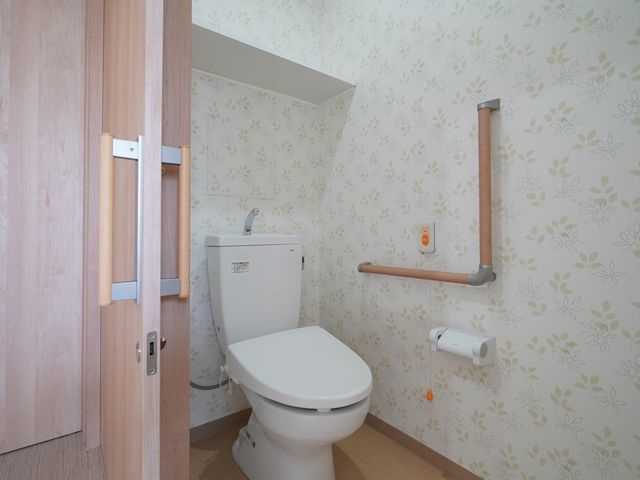 バリアフリートイレ トイレ 手すり付きで安全に配慮された清潔なトイレです。使用しやすい設計で快適な日常生活をサポートします。