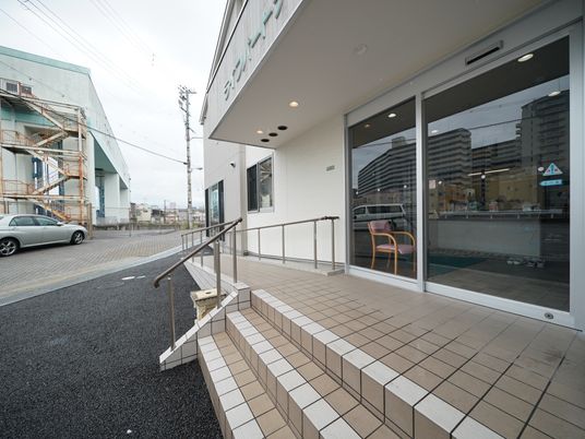 手すり付きエントランス