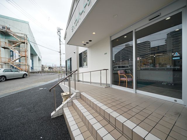 手すり付きエントランス 玄関 広々とした手すり付きのエントランスです。明るく清潔感のある入り口は、来所者を温かく迎えます。