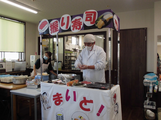 調理中のスタッフのある食堂