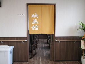 落ち着いた色調の食堂入口