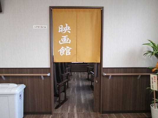 落ち着いた色調の食堂入口