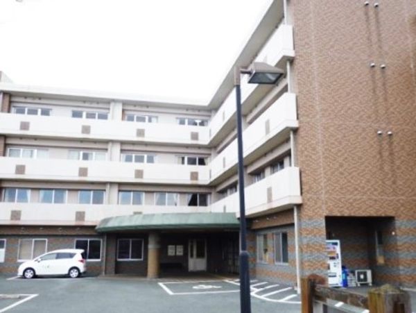 エントランス付近の建物外観