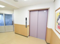 清潔感のあるエレベーターホール
