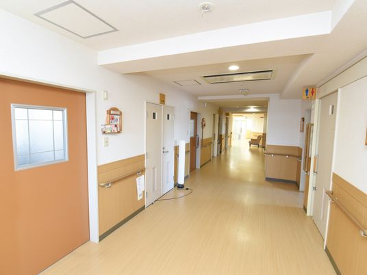 廊下の明るく広々とした空間