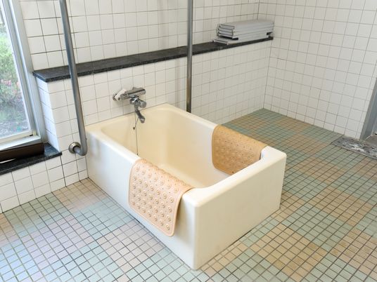 浴室には一人用の浴槽が浴室には設置されている。浴槽には手すりが設置されており、転倒防止が図られている。