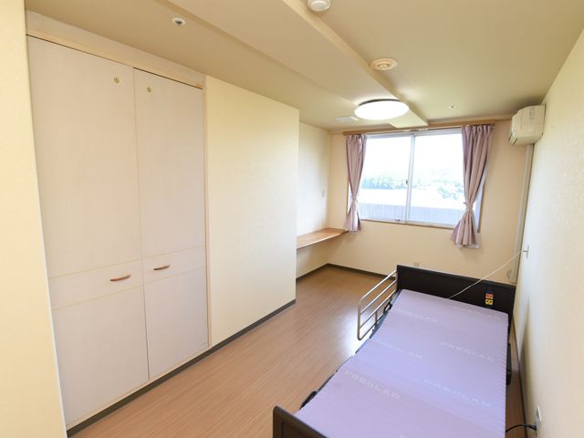 明るい清潔な居室 居室 ゆとりを感じる居室です。窓から自然光が差し込み、快適な空間を提供しています。