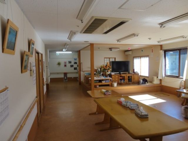 共有スペースの風景 リビング 広々としたラウンジは日当たりが良く、椅子に座ってくつろぎながらおしゃべりやテレビ鑑賞が楽しめます。