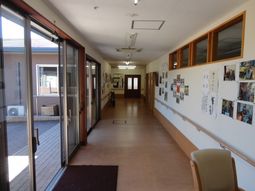 温かみのある廊下風景